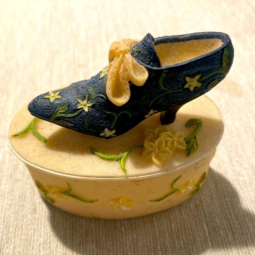 SHOE Topped Resin Trinket Box with Flowers